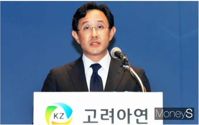 최윤범 고려아연 회장이 지난 13일 서울 중구 남대문로 상의회관에서 일반공모 유상증자 철회 결정 설명을 위한 기자회견을 가졌다/사진=임한별 기자