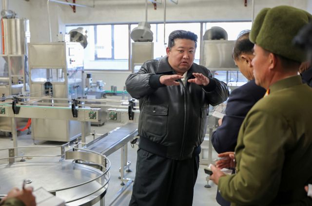 북한의 공작원이 캄보디아 주재 북한대사관의 외교관으로 위장해 드론 부품 등을 북한으로 조달하고 있다고 외신에서 보도했다. 김정은 당 총비서가 지방공업공장건설 사업을 현지에서 지도하는 모습.사진=뉴스1(노동신문)