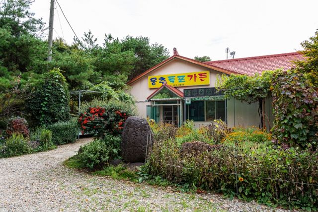 용추폭포가든은 국내 최대 천마 산지인 전북 무주군 안성면에 위치했다. 사진은 용추폭포가든의 외관. /사진=다이어리알