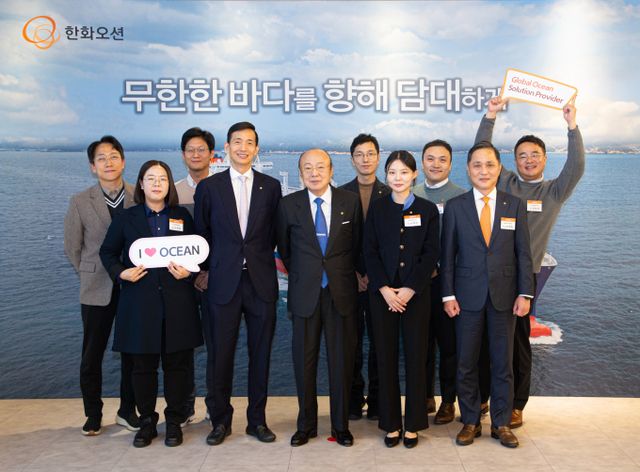 김승연 한화그룹 회장이 한화오션 시흥R&D캠퍼스를 방문해 임직원들과 오찬 후 기념촬영을 하고 있다. /사진=한화그룹