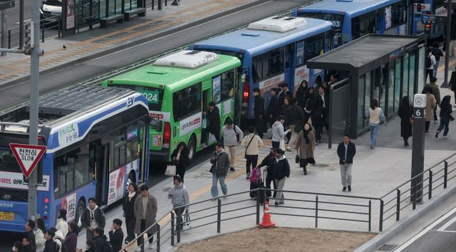 서울 지하철 1~8호선을 운영하는 서울교통공사 노동조합이 태업을 시작한 20일 오전 서울 중구 서울역버스환승센터에서 시민들이 버스를 이용하고 있다. /사진=뉴스1