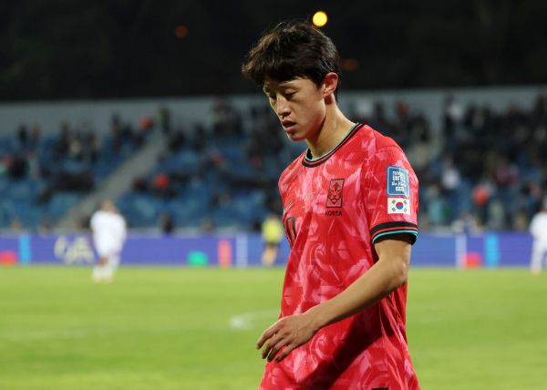 한국 축구대표팀 '10'번 이재성이 팔레스타인과의 북중미월드컵 아시아 지역 3차 예선 B조 6차전 경기에서 맹활약했다. 사진은 지난 19일(현지시각) 팔레스타인전에서 교체되고 있는 이재성의 모습. /사진=뉴시스