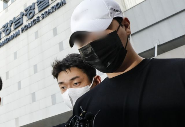 '압구정 롤스로이스 사건' 가해자에게 징역 10년이이 확정됐다. 사진은 지난해 강남경찰서에서 검찰로 송치되고 있는 모습. /사진=뉴스1