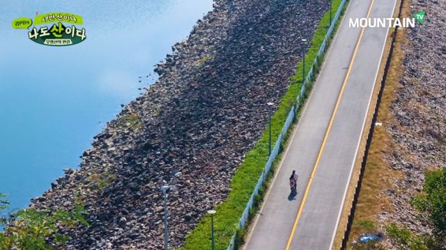 '김PD의 너만 산이냐 나도 산이다'에서는 한적하게 가을산행을 즐길 수 있는 호명산을 추천했다. 가을 정취 물씬 느껴지는 '호명 호수' 산책길. /사진=마운틴TV 제공
