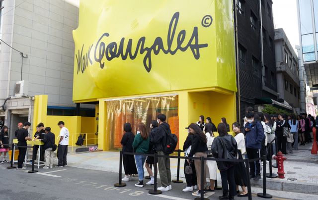 더네이쳐홀딩스가 전개하는 마크곤잘레스 브랜드의 올해 3분기 누적 매출액이 전년 대비 두배 이상 증가하며 성장하고 있다. 마크곤잘레스 단독 팝업 스토어 앞에 줄이 늘어서 있다. /사진=더네이쳐홀딩스