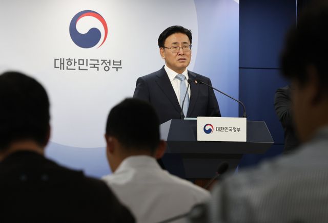  경제협력개발기구(OECD)가 발간한 '디지털 경제 전망 보고서 2024 2권'에 따르면 한국의 디지털 인프라 수준이 OECD 회원국 가운데 선두를 차지했다. 사진은 유상임 과학기술정보통신부 장관이 지난 15일 서울 종로구 정부서울청사에서 윤석열 정부 전반기 과학기술·디지털 정책 성과 및 향후계획 브리핑을 하고 있는 모습. /사진=뉴스1