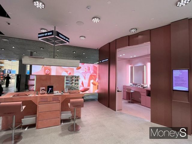 CJ올리브영의 첫 혁신매장 '올리브영N 성수'는 카테고리별로 전문관을 구성하고 스킨케어·메이크업 관련 다양한 체험존을 마련했다. 21일 서울 성동구 올리브영N 성수 2층 색조 체험존이 준비됐다. /사진=김서현 기자