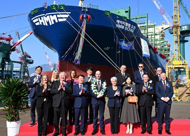 왼쪽 두번째부터 유상철 HJ중공업 대표이사, 문언경 한국무역보험공사 팀장, 안젤리키 프란고우 나비오스 마리타임 회장, 김경배 HMM 사장이 명명식에서 기념사진을 촬영하고 있다. /사진=HJ중공업