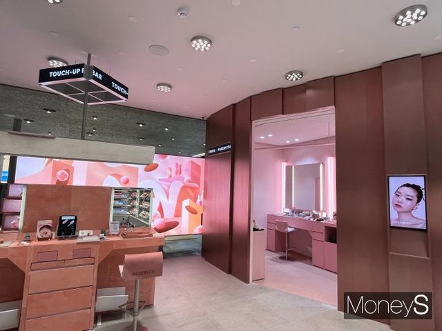 올리브영N 성수는 메이크업과 스킨케어 등 뷰티에 관련한 컨설팅을 받을 수 있는 공간을 준비했다. 21일 서울 성동구 성수동 올리브영N 성수점 2층 퀵 터치 업 서비스 공간. /사진=김서현 기자