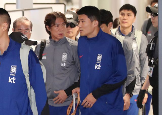 원정 2연전을 1승 1무로 마무리하고 올해 A매치 일정을 마친 홍명보 감독이 이끄는 축구대표팀이 귀국했다. 사진은 지난달 귀국 모습. /사진=뉴스1