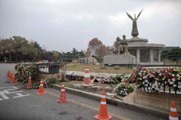  10대 운전자가 몰던 차량이 청와대 분수 광장을 들이받는 사고가 발생했다. 사진은 파손된 청와대 분수광장의 모습. /사진=뉴시스