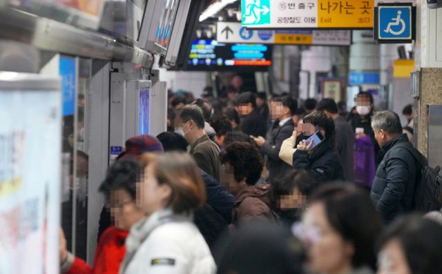 서울교통공사 노동조합이 준법투쟁 중인 가운데 처음으로 열차 지연이 발생했다. 사진은 서울 중구 서울역사에서 시민들이 수도권 전동 열차를 기다리고 있는 모습. /사진=임한별 기자