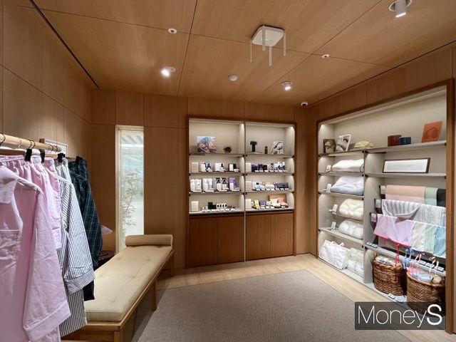 올리브영N 성수는 뷰티뿐 아니라 웰니스 관련 존도 구성했다. 잘 먹기, 잘 움직이기, 잘 쉬기, 잘 자기 등 4개의 콘셉트로 나눠 상품을 진열했다. 21일 오전 서울 성동구 성수동 올리브영N 성수 3층 '잘 자기' 코너에 상품이 진열돼 있다. /사진=김서현 기자