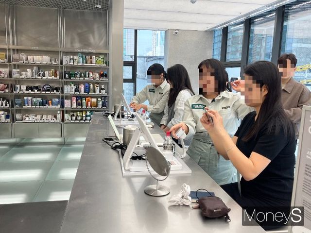 올리브영의 첫 혁신매장인 올리브영N 성수 매장에 대한 내외국인의 기대감이 모이고 있다. 21일 오전 서울 성동구 성수동 올리브영N 성수 3층에서 뷰티컨설턴트들이 매장에 방문한 기자단에게 스킨케어 컨설팅 서비스를 보여주고 있다. /사진=김서현 기자