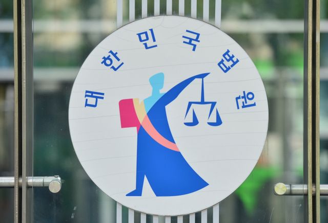 망상으로 인해 어머니를 살해하려다 미수에 그친 20대 아들이 항소심에서 감형됐다./사진=뉴스1