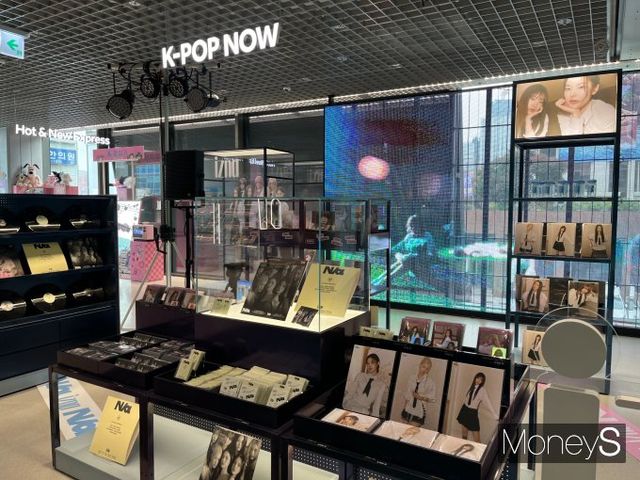 CJ올리브영은 국내를 넘어 글로벌 플랫폼으로까지의 도약을 꿈꾸고 있다. 21일 서울 성동구 성수동 올리브영N 성수 매장 2층 K팝 특화존 K팝 나우에 K팝 상품들이 진열돼 있다. /사진=김서현 기자