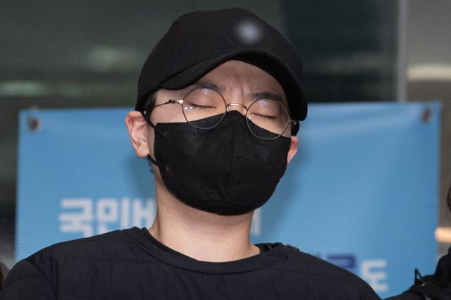 법원이 재벌 3세 혼외자 행세를 하며 투자자들의 돈을 편취하고 전 연인 남현희씨의 조카를 폭행한 혐의를 받는 전청조씨에게 징역 13년을 선고했다. 사진은 전씨가 지난해 11월10일 서울 송파경찰서에서 검찰로 송치되는 모습. /사진=뉴스1