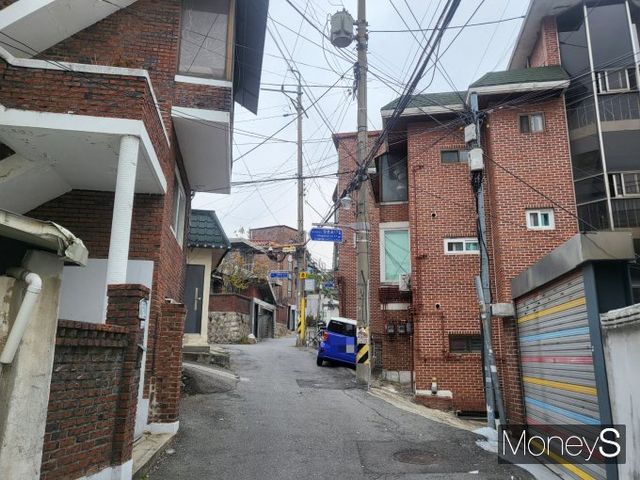 사업비 1조6000억원 규모 서울 용산구 한남4재정비촉진구역(한남4구역) 시공권을 두고 삼성물산 건설부문과 현대건설이 맞붙었다. 사진은 서울 용산구 보광동 360번지 일대에 위치한 한남4구역의 노후 주택가 골목 /사진=이화랑 기자