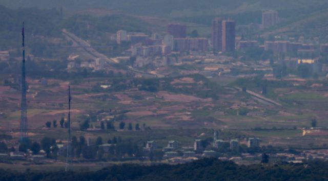 정부는 북한이 개성공단 시설을 무단으로 사용하는 것을 파악했다고 밝혔다. 사진은 지난 6월 4일 경기도 파주시 접경지역에서 바라본 북한 개성공단 일대의 적막한 모습./사진=뉴시스