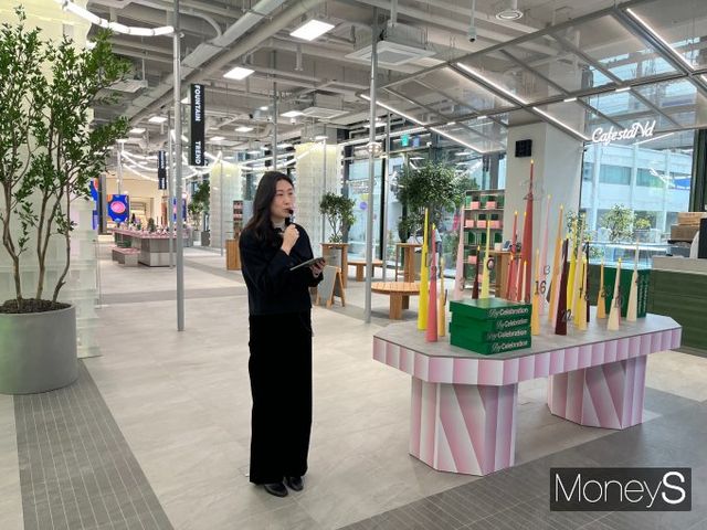 올리브영N 성수 매장은 1층을 판매 대신 체험·전시 위주 공간으로 만들었다. 21일 오전 서울 성동구 성수동 올리브영N 성수 매장 1층 입구 앞에서 신주희 신사업 추진CFT팀 부장이 기자단에게 올리브영N 성수 매장에 대해 설명하고 있다. /사진=김서현 기자