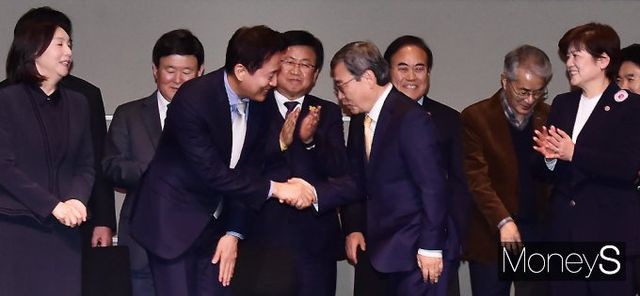 ▲ 인사 나누는 오세훈 서울시장과 정근식 서울시교육감