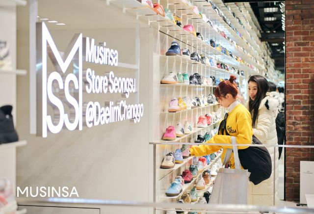 무신사 스토어 성수@대림창고의 지난달 거래액 약 49%는 외국인 고객이었다. 외국인 고객이 무신사 스토어 성수@대림창고에서 쇼핑하고 있다. /사진=무신사