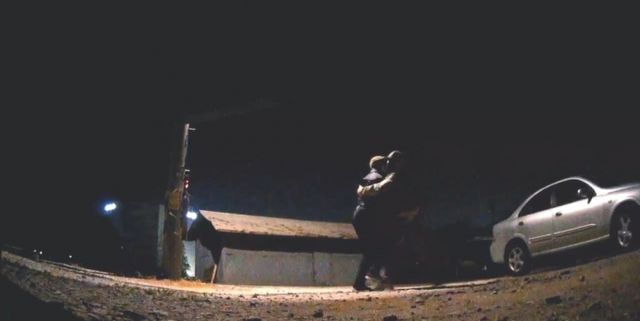 고령의 노인을 운반책으로 20만명이 동시 투약 가능한 양의 필로폰을 한국으로 반입하려고 한 해외 마약 밀매 조직이 경찰에 붙잡혔다. 위장한 경찰이 유통책을 검거하는 모습./사진=뉴스1