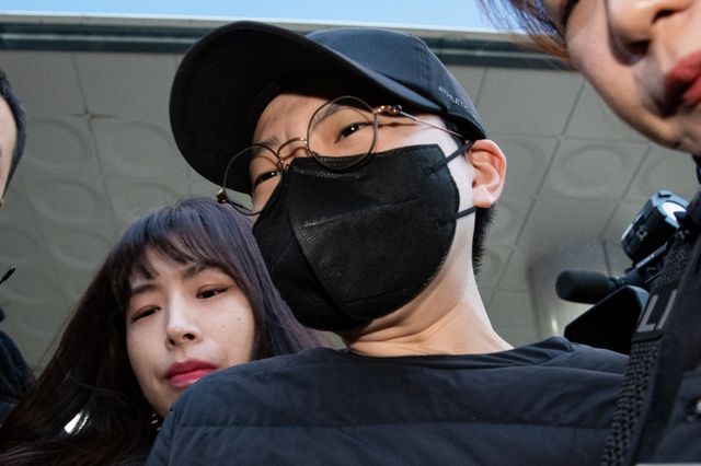 수십억원대 투자 사기 행각을 벌이고 전 펜싱 국가대표 남현희 씨의 중학생 조카를 폭행·협박한 혐의를 받는 전청조씨(28)의 2심 선고가 나온다. 사진은 지난해 서울 송파경찰서에서 검찰로 송치되는 모습. /사진=뉴스1