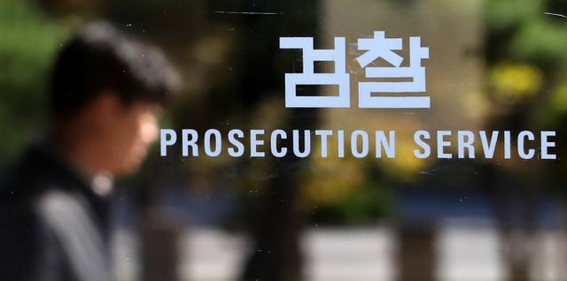 검찰이 납품업체들에게 거래 대가로 수십억원대를 횡령한 의혹을 받는 홍원식 전 남양유업 회장에 대해 구속영장을 청구했다. /사진=뉴스1