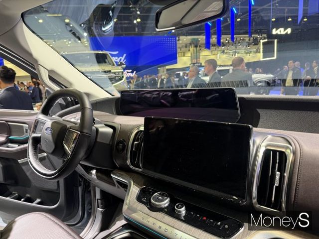 포드 엑스페디션 2025 트레모어는 주행에 반드시 필요하지 않은 기능들을 제거하고 디스플레이의 위치를 낮춰 주행에 반드시 필요한 시야 확보를 최적화에 집중했다. /사진=김서연 기자 