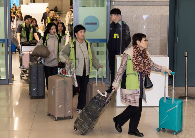 사할린동포 2~3세들이 모국에 영주 귀국한 가족들을 만나기 위해 한국에 입국했다. 사진은 22일 오후 사할린 동포들이 입국하고 있는 모습. /사진=뉴시스