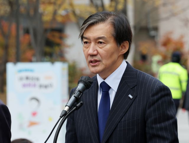 조국 조국혁신당 대표가 자녀 입시 비리와 청와대 감찰 무마 혐의와 관련한 대법원의 최종 선고를 다음달 12일에 받는다. 사진은 조 대표가 지난 20일 서울 종로구 광화문광장에서 열린 대통령 윤석열 탄핵소추안 초안 공개 기자회견에서 발언하는 모습. /사진=뉴시스