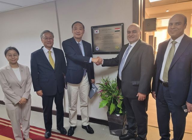 21일 오후(현지시각) 이집트 수도 카이로에 위치한 세인트레지스호텔 및 정부서비스청 청사에서 열린 전자조달시스템 준공식에서 (왼쪽부터) 김진영 코이카 이집트 사무소장, 김용현 주이집트 대한민국 대사, 장원삼 코이카 이사장, 야세르 소비 이집트 재무부 차관, 무하마드 아이들 이집트 정부서비스청장이 기념사진을 촬영하고 있다. /사진=코이카