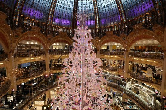 프랑스 파리의 크리스마스 축제 시즌을 맞아 갤러리 라파예트 백화점에 거대한 크리스마스 트리가 서 있다. /사진=로이터
