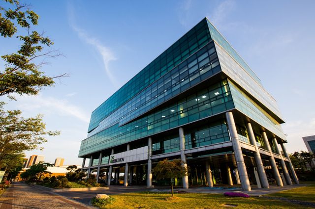 식품의약품안전처 허가를 받은 셀트리온 바이오시밀러가 주목된다. 사진은 셀트리온 사무동. /사진=셀트리온