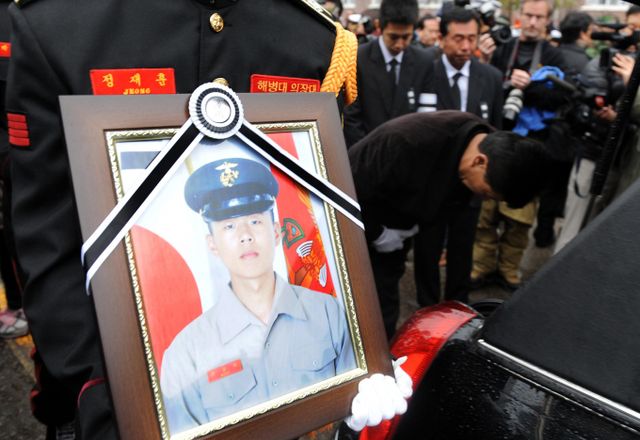 북한이 쏜 170여발의 포탄으로 백령도 주민들의 삶의 터전을 빼았았다. 사진은 2010년 11월27일 경기 성남시립화장장에서 진행된 연평도 포격전 전사자 고 문광일 일병의 마지막 모습. /사진=머니투데이