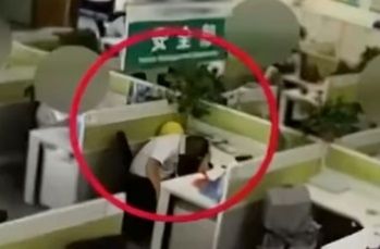 전날 밤늦게까지 일한 뒤 피곤에 못이겨 1시간 가량 낮잠을 잔 이유로 해고된 남성이 소송에서 승소했다./사진=SCMP