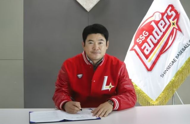 SSG랜더스 노경은이 소속팀과 총액 25억원에 FA 재계약을 맺었다. /사진=SSG랜더스 제공