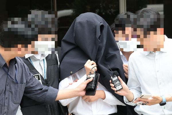  집단행동에 참여하지 않은 의료인들에 대한 블랙리스트를 작성하고 이를 유포한 혐의를 받는 사직 전공의 정모씨의 재판이 22일 시작된다. 사진은 지난 9월 구속 전 피의자 심문을 마친 뒤 나서고 있는 정씨의 모습. /사진=뉴스1