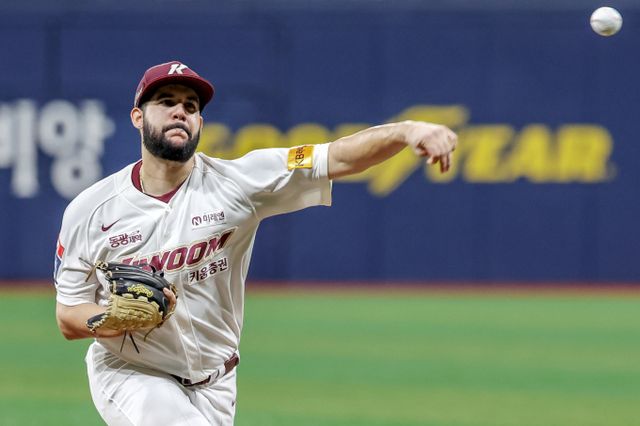올시즌 KBO 키움 히어로즈에서 활약한 엔마누엘 데 헤이수스(28)이 팀을 떠날 것으로 보인다. 사진은 역투하는 헤이수스의 모습./사진=뉴스1