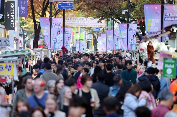 서울 중구 명동이 전 세계 주요 도시 상권 중 9번째로 높은 임대료를 기록했다. 사진은 지난 10일 명동거리에서 진행한 '코리아 세일 페스타'로 인파가 몰린 모습. /사진=뉴스1