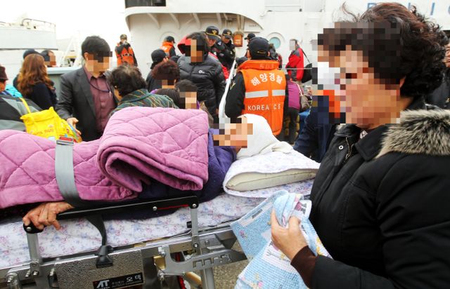 북한과의 포격전으로 피해를 입은 주민들이 집이었던 백령도를 떠나 피난길에 올랐다. 사진은 2010년 11월24일 인천 해경부두에서 연평도를 탈출하고 있는 주민들의 모습. /사진=머니투데이