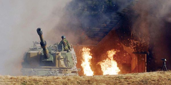 2010년 11월23일 북한이 인천 옹진군 대연평도 일대에 포격을 실시하는 만행을 저질렀다. 사진은 2010년 11월23일 인천 옹진군 연평도 일대에 북한의 포탄이 떨어진 모습. /사진=해병대사령부 제공