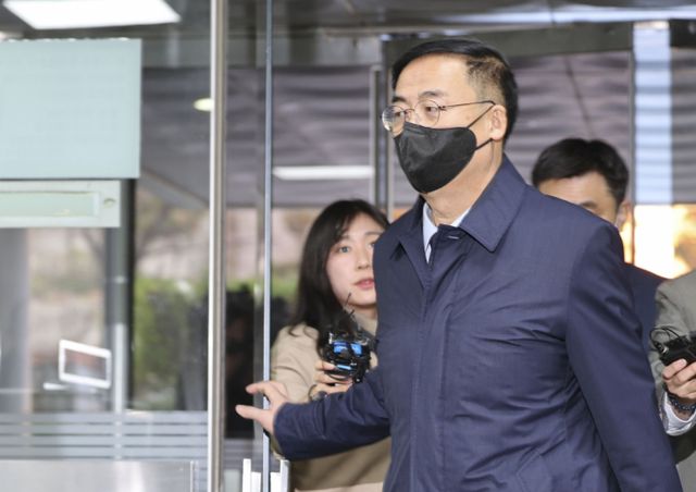 아들 특혜채용 혐의를 받는 김세환 전 선거관리위원회 사무총장이 구속 기로에 섰다. 사진은 김 전 총장이 22일 서울 서초구 서울중앙지방법원에서 열린 영장실질심사(구속 전 피의자 심문)에 출석하고 있는 모습. /사진=뉴시스