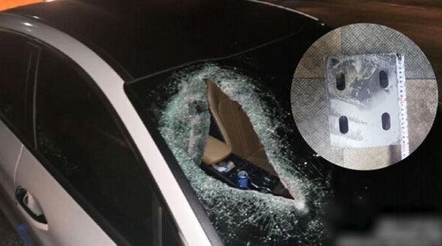 달리던 차량에 쇳덩이가 앞 창문으로 날아들어 차량 유리가 파손되는 사고가 발생했다. /사진=보배드림 캡처