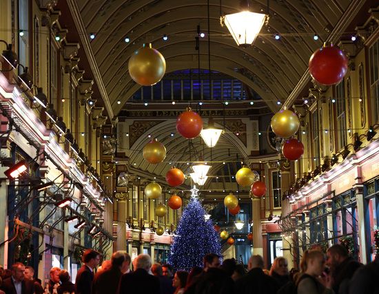 지난 15일(현지시각) 영국 런던의 리든홀 마켓에서 열린 '불 켜짐' 행사에서 크리스마스 트리가 보이는 모습./사진=로이터