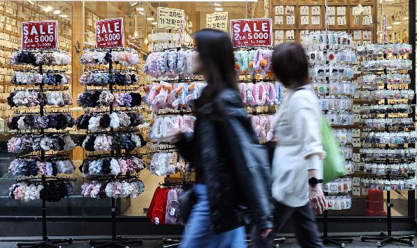 명동이 외국인 관광객을 겨냥해 오프라인 화장품 매장을 확대하며 공실률 하락을 보였다. 사진은 4일 명동거리에서 관광객들이 상품을 구경하는 모습. /사진=뉴스1