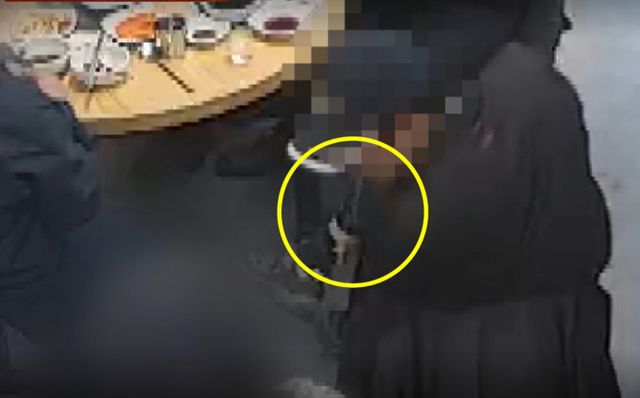 식당 바닥에 여러차례 침을 뱉다가 제지당하자 행패 부리는 한 중년 남성의 행패 부리는 모습이 공개됐다. /사진=JTBC사건반장