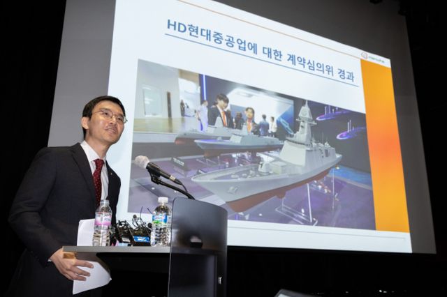 HD현대중공업을 고발한 한화오션이 고발 취소장을 제출했다. 사진은 구승모 한화오션 컴플라이언스실 변호사가 지난3월5일 오전 서울 중구 한화빌딩에서 한국형 차기 구축함(KDDX) 개념설계 보고서 유출과 관련해 HD현대중공업 임원의 군사기밀보호법 위반 고발 입장을 설명하고 있다. /사진=뉴스1