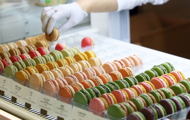 식품의약품안전처가 국민들의 건강한 식습관을 지원하기 위한 저감 식품 19종을 개발했다. 사진은 지난 10월 여의도 더현대서울 내 '2024 서울디저트위크'에서 공개된 마카롱. / 사진=뉴스1